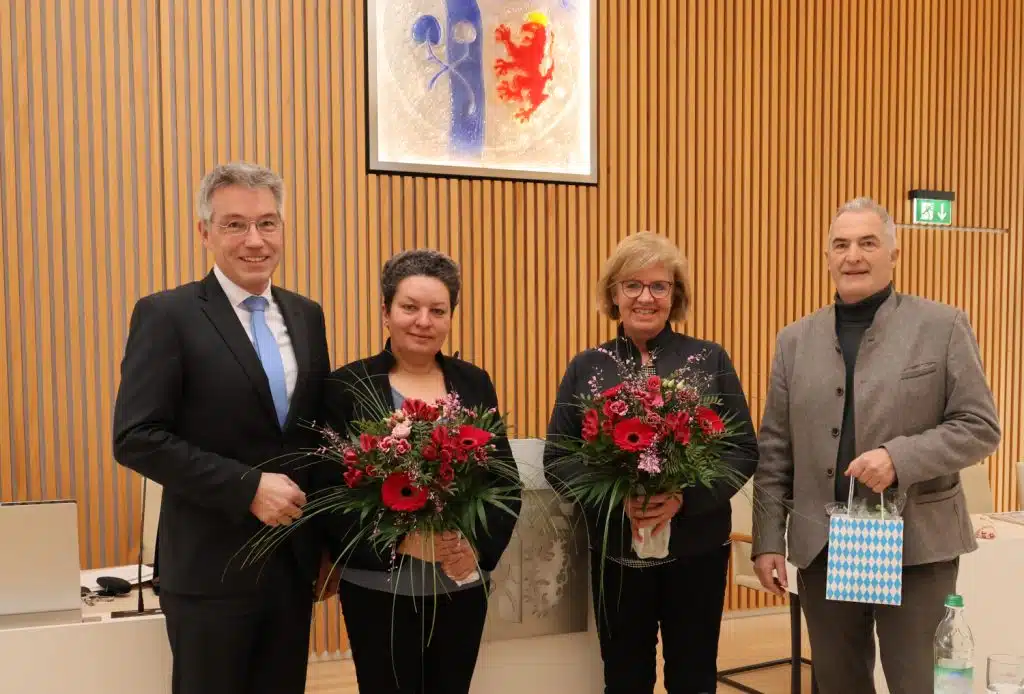 Lederer-Burgmaier-Rosner-Huber-72-dpi-web-1024x694 Landrat Otto Lederer dankte seinen Stellvertreterinnen und dem Stellvertreter Alexandra Burgmaier, Andrea Rosner und Sepp Hofer. Nicht auf dem Bild ist Marianne Loferer. Foto: Landratsamt Rosenheim.