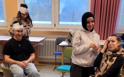 Pflege-Auszubildende trainieren Erste Hilfe an RoMed Berufsfachschule