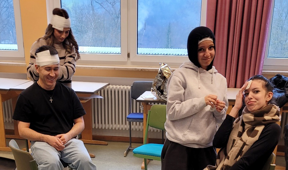 Pflege-Auszubildende trainieren Erste Hilfe an RoMed Berufsfachschule