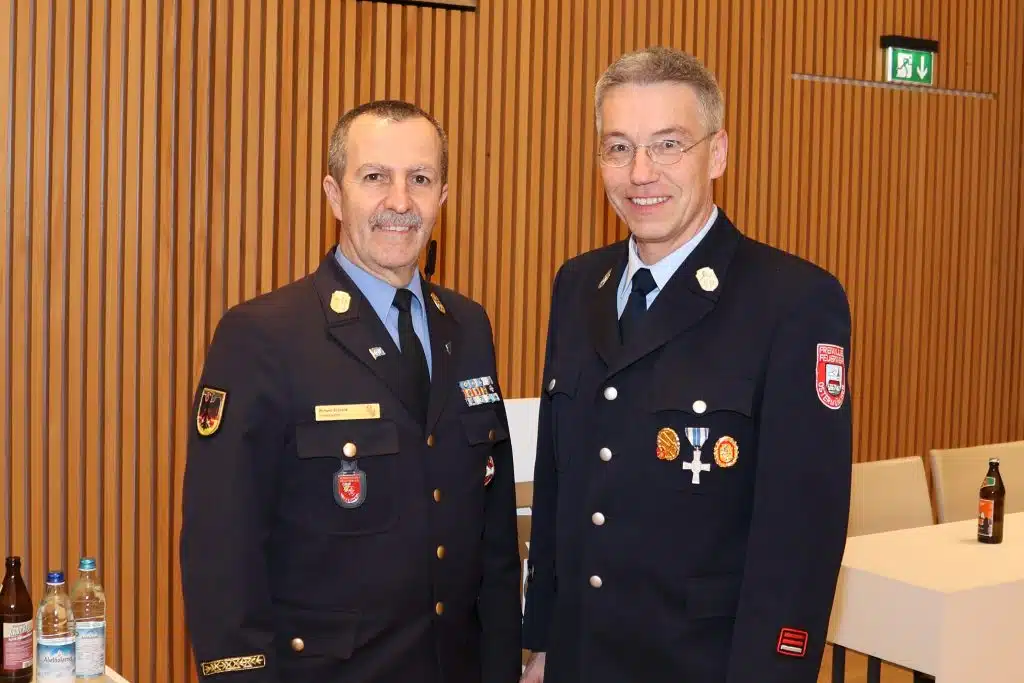 Schrank-Lederer-1024×683 Richard Schrank (links) bleibt Kreisbrandrat. Erster Gratulant war Landrat Otto Lederer. Foto: Landratsamt Rosenheim