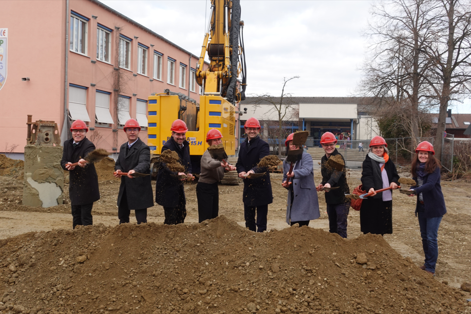 Symbolischer Spatenstich in Pang: Ende der Platznot an Grundschule und Kinderhaus rückt näher