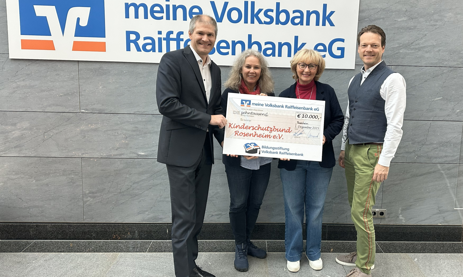 Spendenübergabe-VR-Bank-01.12.2025-1 von Links, Mirko Gruber (stv. Vorsitzender der Bildungsstiftung Volksbank Raiffeisenbank und Vorstand der meine Volksbank Raiffeisenbank eG), Barbara Heuel (Geschäftsleitung Kinderschutzbund Rosenheim), Irmgard Bauer (Vorsitzende Vorstand Kinderschutzbund Rosenheim) und Johann Hell (Leiter Stiftungs- und Generationenmanagement der meine Volksbank Raiffeisenbank eG) Copyright Christine Niedermeier