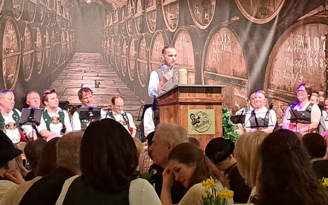 Starkbierfest in Rosenheim: Stefan Kröll ist neuer Fastenprediger – viel Beifall in der Auerbräu-Festhalle