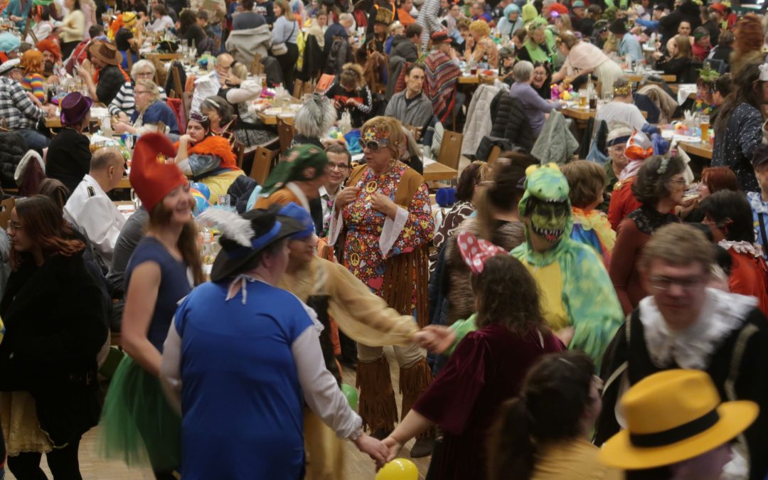 Volles Haus beim Faschingsball der Wendelstein Werkstätten