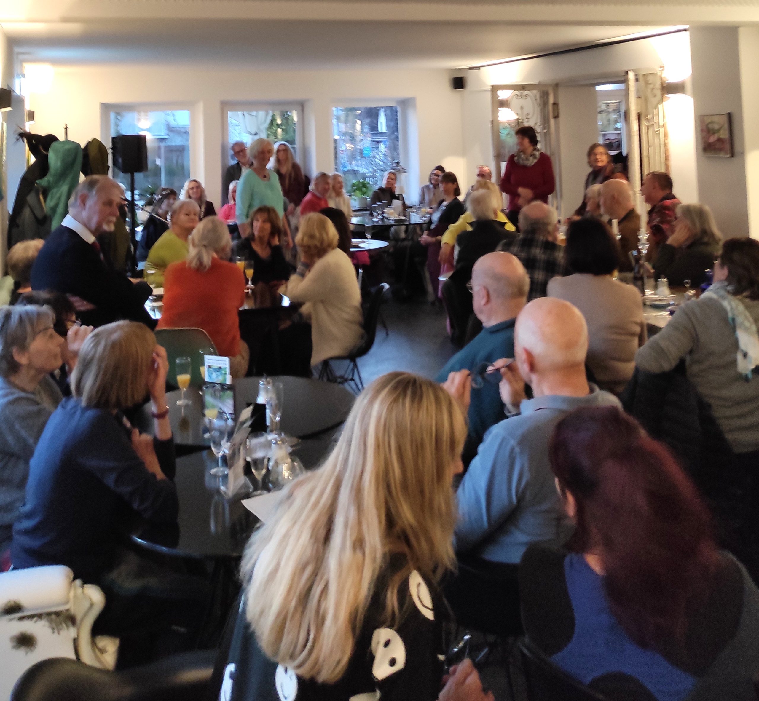 1 Eröffnungsrede 2 Vernissage der Kunstausstellung von Ingeborg Benninghoven. Foto Copyright Ingeborg Benninghoven