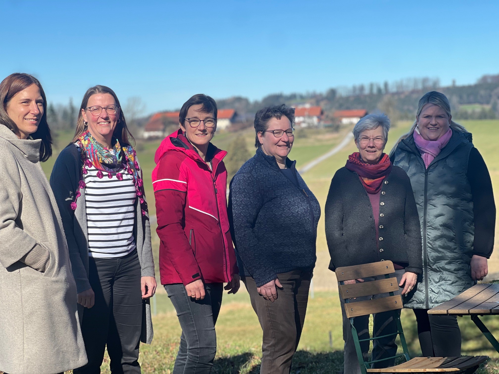 2026-03-25 Pressebild Vernetzungsreffen Fair kann mehr c-Markt Prien a. Chiemsee Das Austausch- und Vernetzungstreffen „Fair kann mehr“ bietet Gelegenheit, mehr über nachhaltigen Konsum und regionale Wertschöpfung zu erfahren und sich aktiv in die Zukunft der Fairtrade-Gemeinde Prien am Chiemsee einzubringen. Im Bild (v.l.n.r.): Andrea Stephan (Markt Prien a. Chiemsee), Bettina Bartsch (Fairtrade-Beauftragte), Marianne Fischer (Regerlhof), Julia Kollmannsberger (Priener Regional- und Bio-Markt), Dr. Andrea Kohl (Prientaler Bergbauern) und Maria Riepertinger (Wastl-Hof). Foto: Copyright Markt Prien am Chiemsee