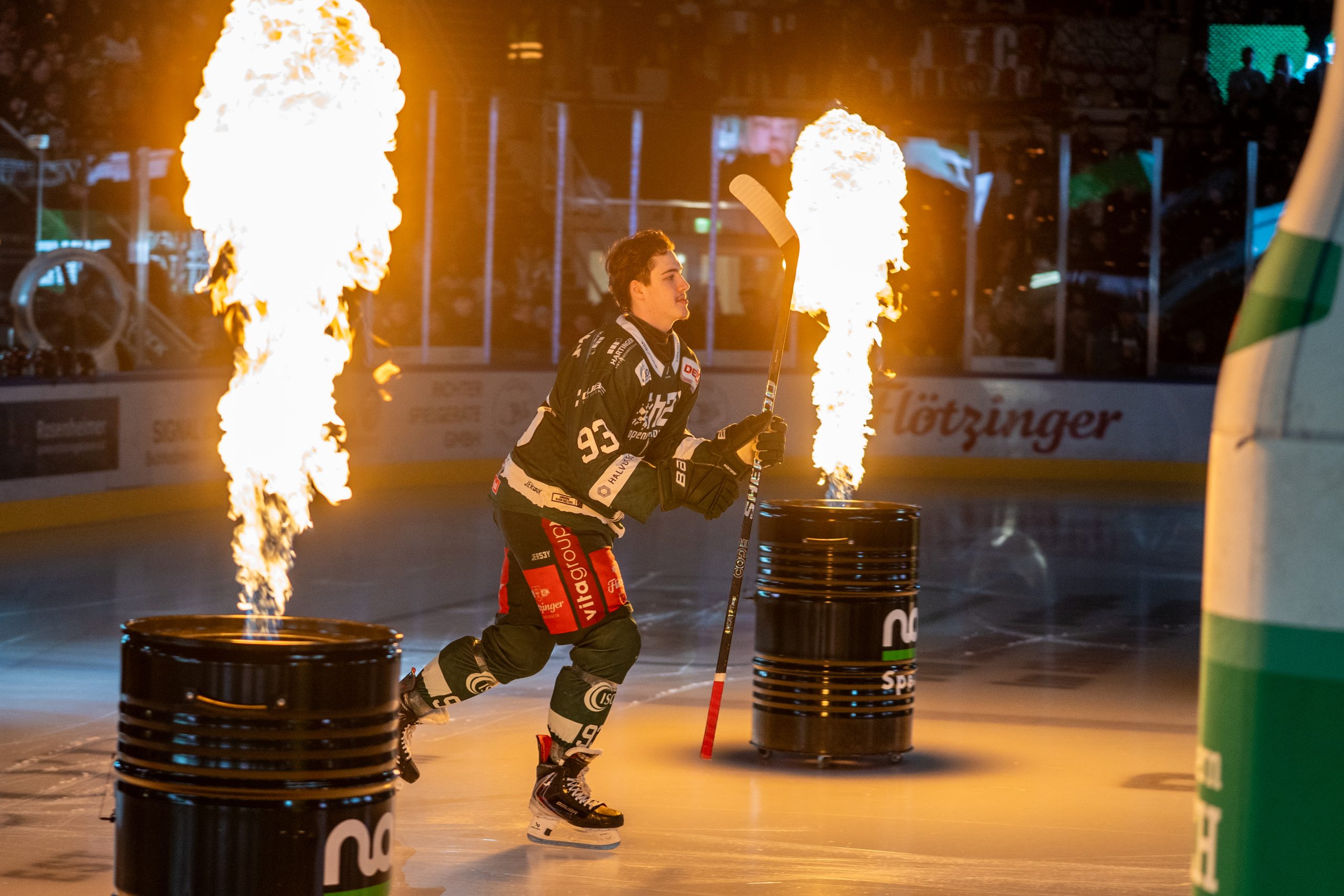 Luigi Calce (93), Starbulls Rosenheim, betritt das Eis wĂ€hrend der Pre-Game-Show im ROFA-Stadion. đ Platz drei gesichert! Die Starbulls Rosenheim gewinnen 4:3 gegen Bad Nauheim und sichern sich den dritten Tabellenrang â spannend bis zur letzten Sekunde! đđ€ Heute gehtâs weiter beim Topspiel gegen die Kassel Huskies â 17 Uhr in der Probonio-Arena