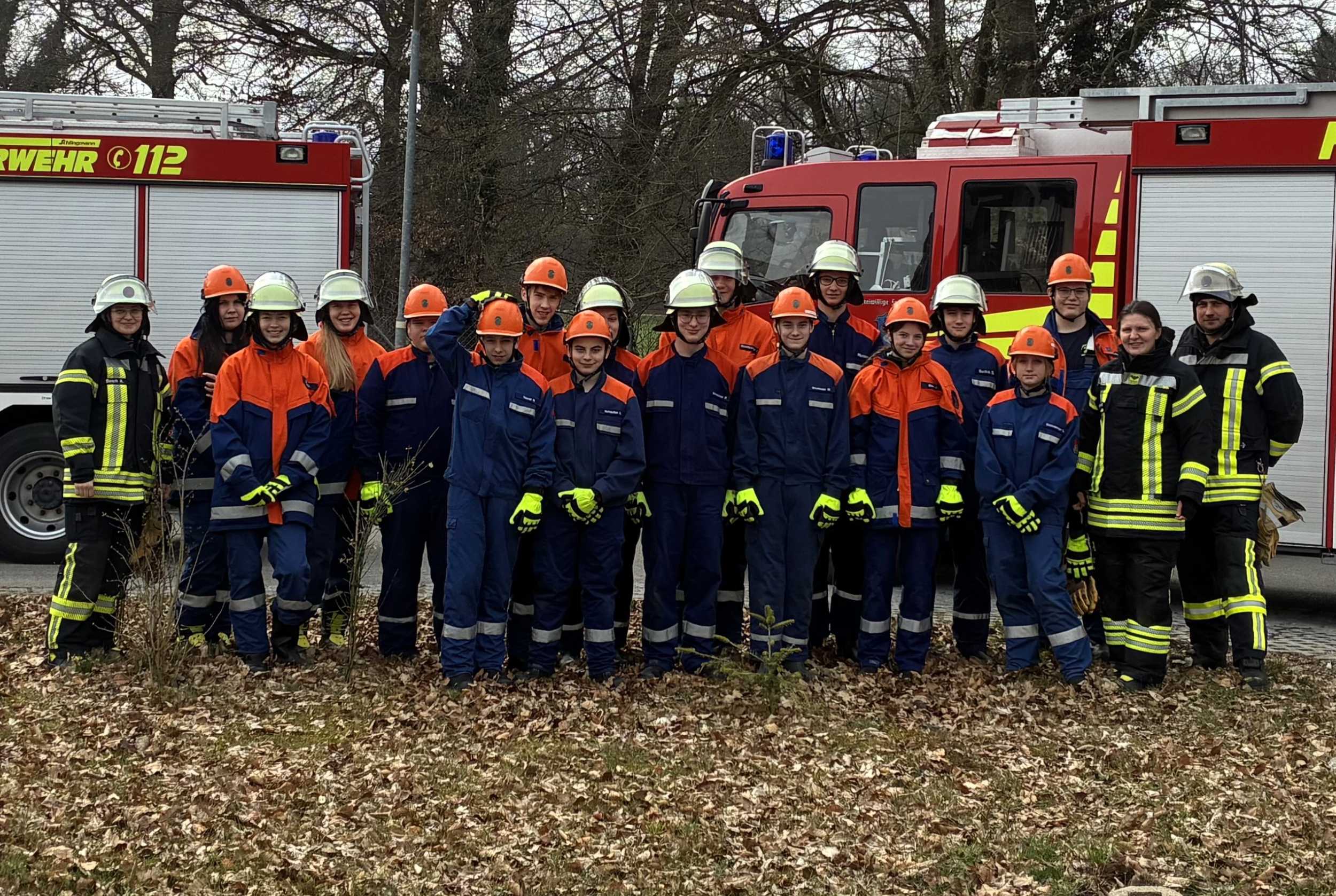 24 h Übungstag der Jugendfeuerwehr Tacherting – Betreuer und Teilnehmer Übungstag für 17 Jugendliche bei der Feuerwehr Tacherting. Foto: Feuerwehr Tacherting
