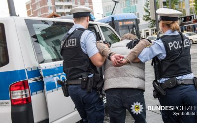 Mann gibt sich im Zug als Schaffner aus – greift Reisenden und Polizisten an