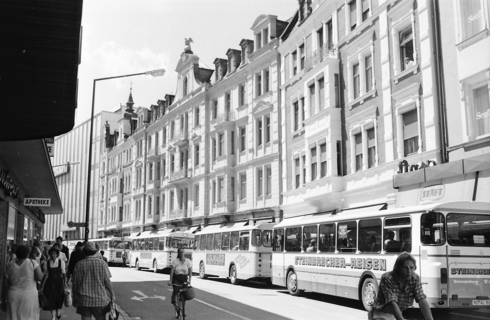 656984877_26373427978943498_8675340489472734878_n Münchener Straße in Rosenheim in den 1980er Jahren. Foto: Archiv Herbert Borrmann
