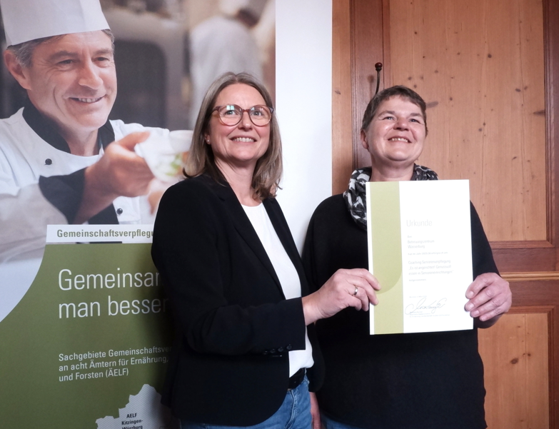 AELF 2 Silvia Hilger (AELF Ebersberg-Erding, Leitung Gemeinschaftsverpflegung), Ulrike Jais, (stellv. Küchenleitung Betreuungszentrum Wasserburg). Foto: AELF
