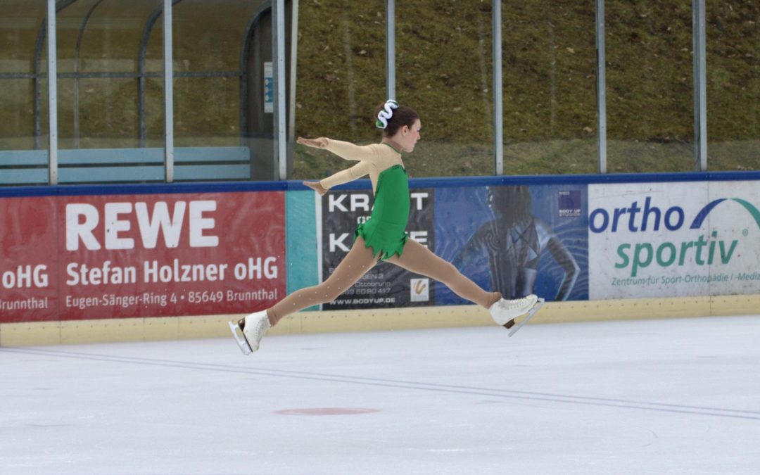 Eiskunstlauf in Ottobrunn: Medaillenregen für Nachwuchstalente aus der Region Rosenheim