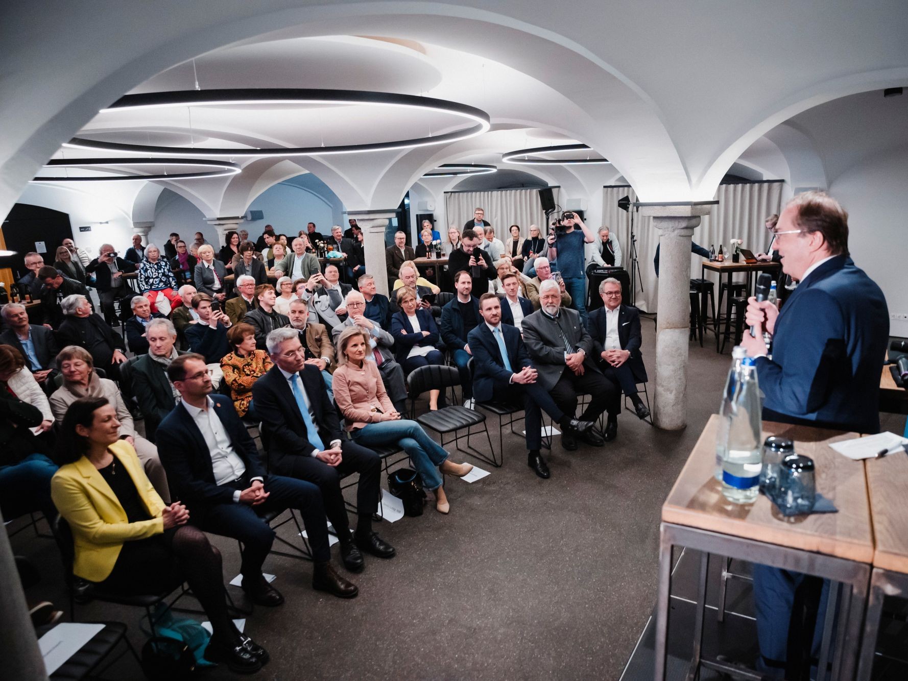 DobrindtRosenheim1 Foto1: Bundesinnenminister Alexander Dobrindt im voll besetzten Saal beim „Franz am Wiesntor“- Foto: Copyright: Copyright Inalpinus Design/Christoph Leonhardt