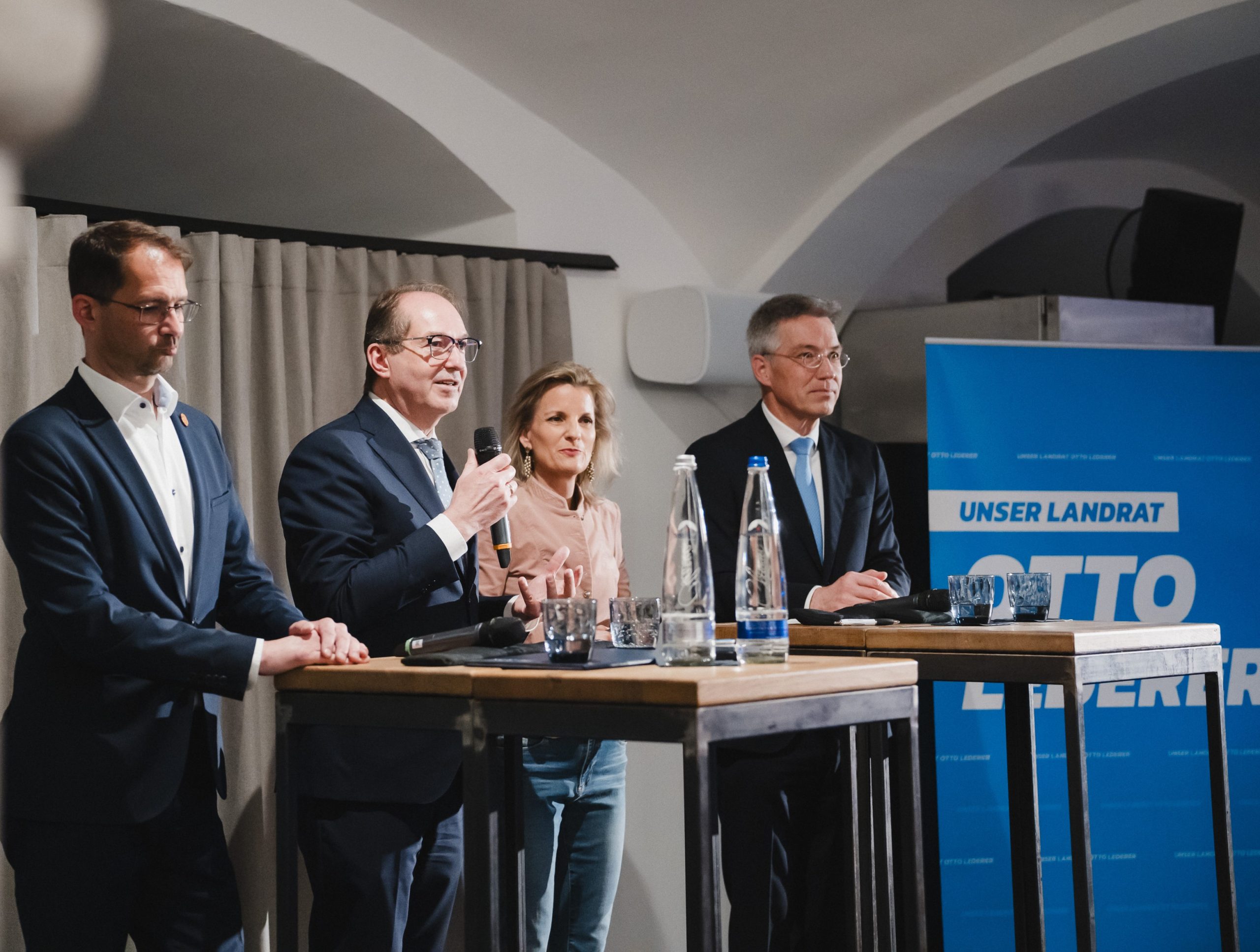 DobrindtRosenheim2 Auf dem Podium von links: Oberbürgermeister Andreas März, Bundesinnenminister Alexander Dobrindt, Staatssekretärin Daniela Ludwig, Landrat Otto Lederer. Foto: Copyright Inalpinus Design/Christoph Leonhardt