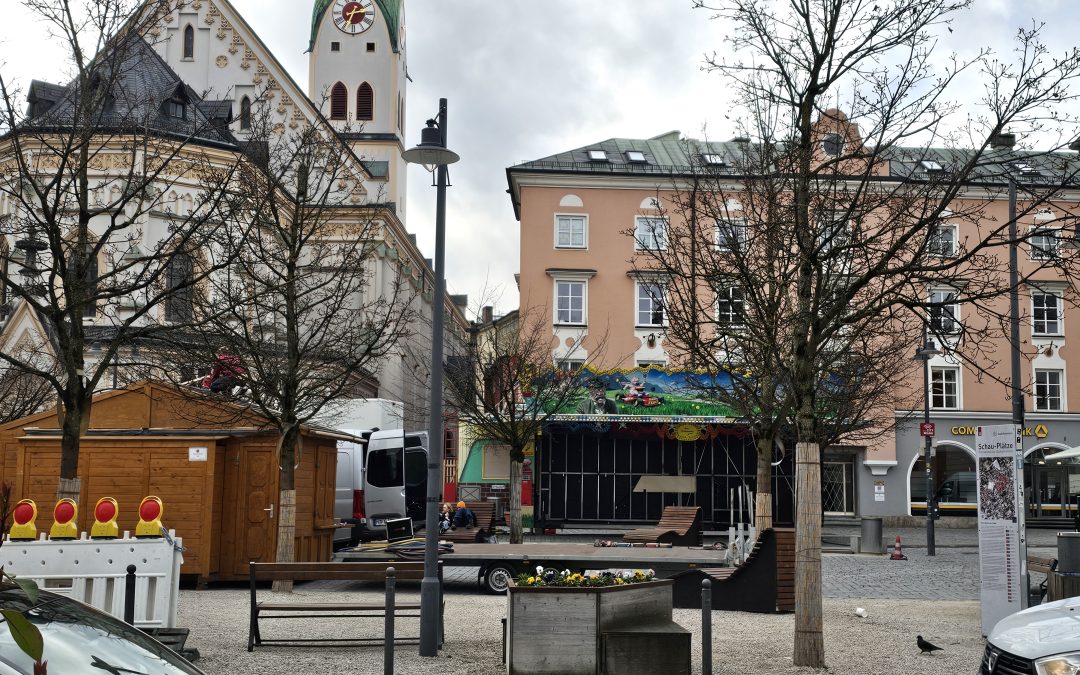 Frühling in Rosenheim: Aufbauarbeiten für das Stadtfest laufen auf Hochtouren