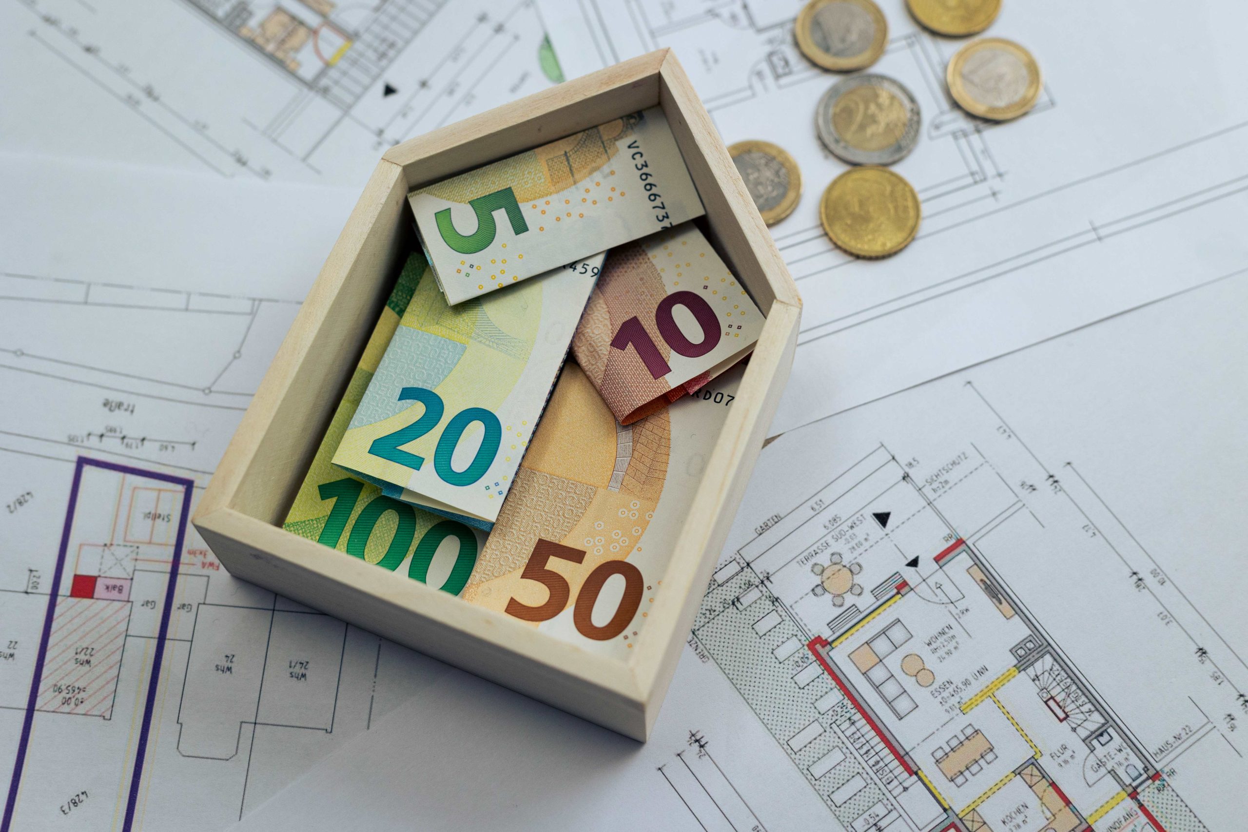 Geld ins Haus stecken – Wohneigentum Geld ins Haus stecken. Damit auch Durchschnittsverdiener in Rosenheim sich ein Haus oder eine Eigentumswohnung leisten können, fordert der BDB, dass der Bund eine Haus-Förderung schaffen soll. Foto: Copyrigt Nils Hillebrand