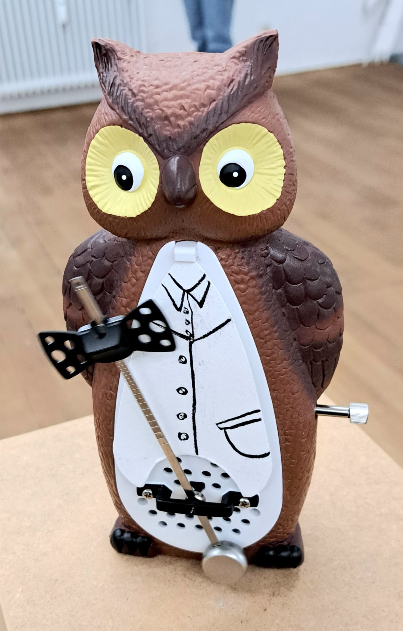 IMG-20260327-WA0004 Skulptur "Countdown" von Sebastian Tröger: 14 mal 18 Zentimer, Metronom, Papier, Tusche, Holzsocke. Floto: Hendrik Heuser