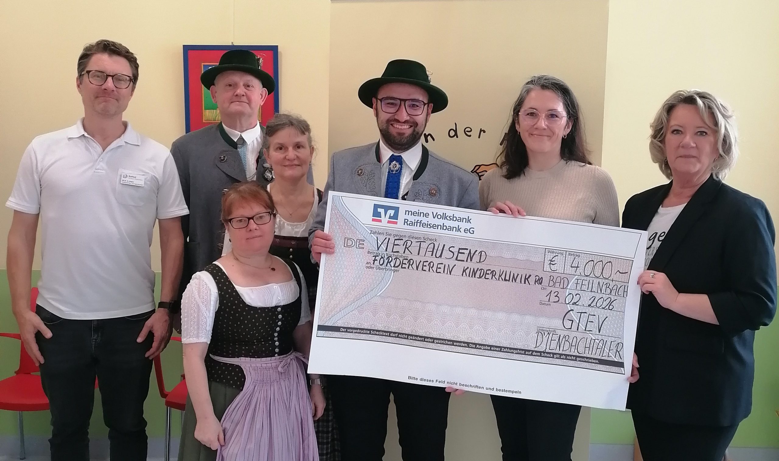 IMG_20260213_134555 v.l.: Chefarzt PD Dr. Hendrik Jünger, Max Kaffl, Marlene Kaffl (vorne), Agnes Eirainer (Kassiererin GTEV), Sebastian Gasteiger (1. Vorstand GTEV), Jasmin Harre-Göhsl (2. Vorsitzende Förderverein Kinderklinik Rosenheim e.V.), Mihaela Hammer (1. Vorsitzende Förderverein Kinderklinik Rosenheim e.V.); Foto: RoMed Kliniken