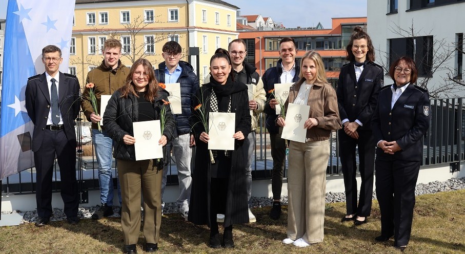 Sieben neue Anwärter beim Zoll in Rosenheim vereidigt