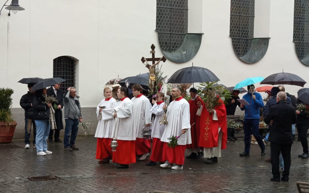 Palmsonntag in Rosenheim: Feierlicher Auftakt zur Karwoche in Sankt Nikolaus