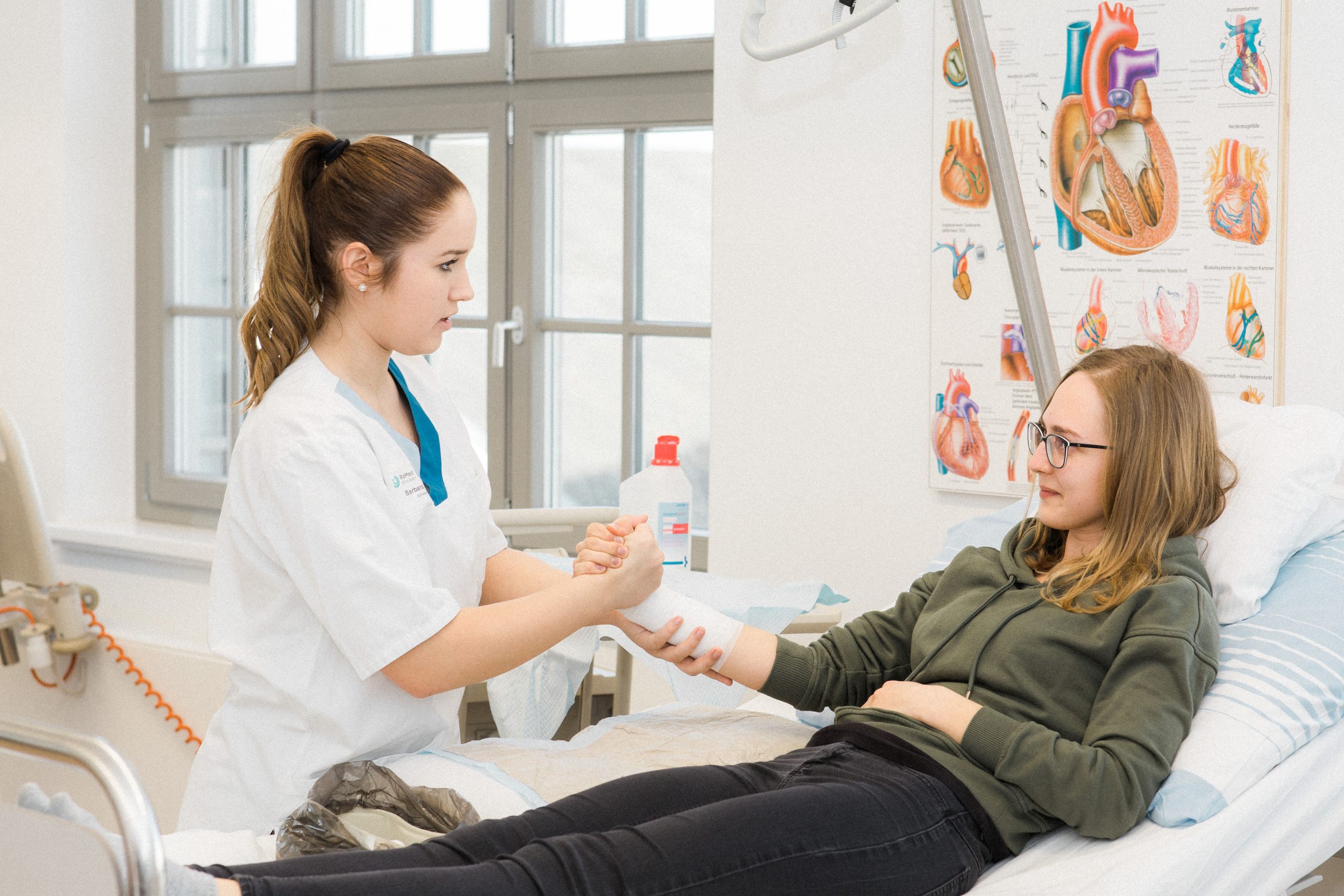 In Mitmach-Stationen können verschiedene berufstypische Tätigkeiten ausprobiert werden. Foto: RoMed Kliniken