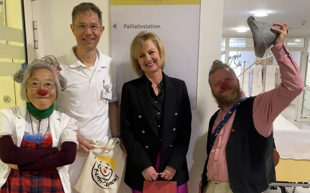 KlinikClowns im RoMed Klinikum Rosenheim: Stiftung aus Großkarolinenfeld sichert Besuche auf Palliativstation