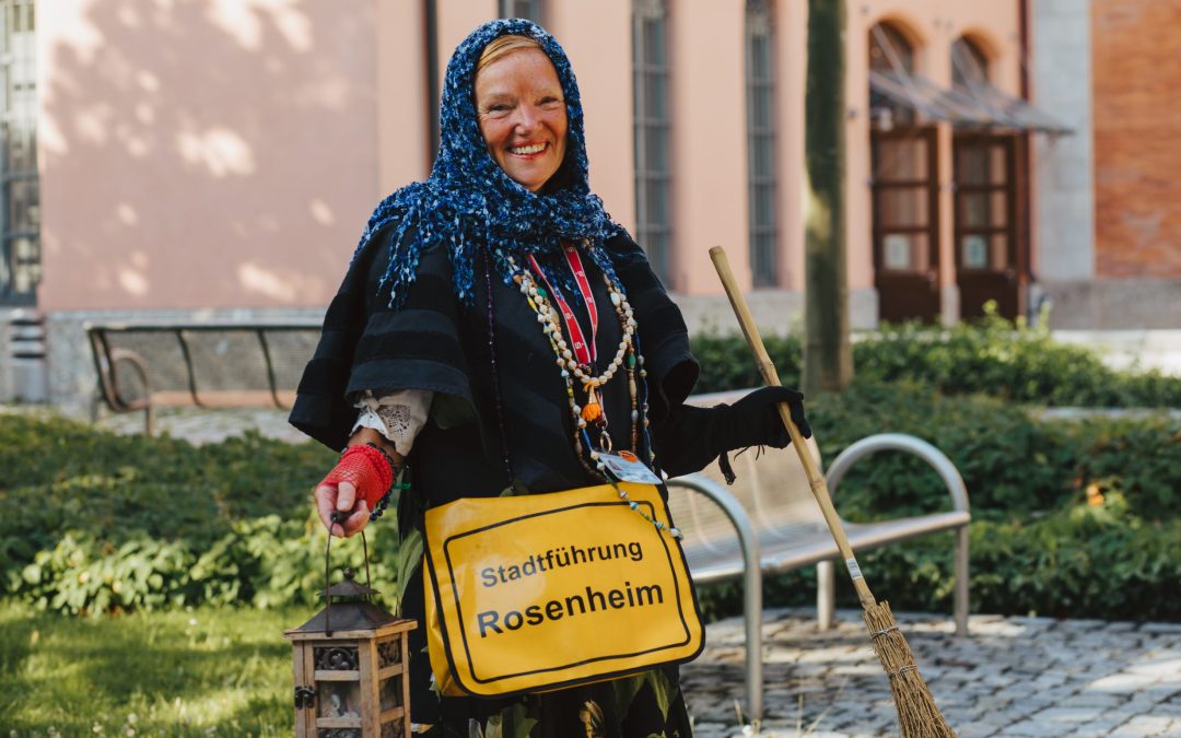 Rosenheim: Themenführungen im April – Tracht, Stadtgeschichte und Aberglaube entdecken