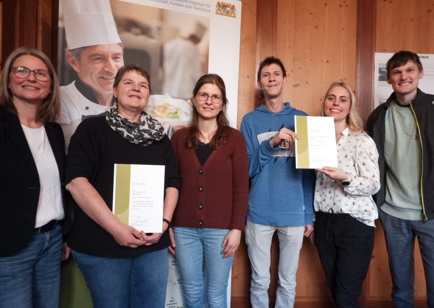 aelf 1 von links: Silvia Hilger (AELF Ebersberg-Erding, Leitung Gemeinschaftsverpflegung), Ulrike Jais, (stellv. Küchenleitung Betreuungszentrum Wasserburg), Dorothea Kitzeder (AELF Ebersberg-Erding, Coach), Christoph Imseder (Heilerziehungspfleger) und Julia Brandhuber (Fachdienst für Hauswirtschaft) beide von Augustinum Wohnstätten und Simon Bitzer (AELF Ebersberg-Erding, Coach). Floto: AELF