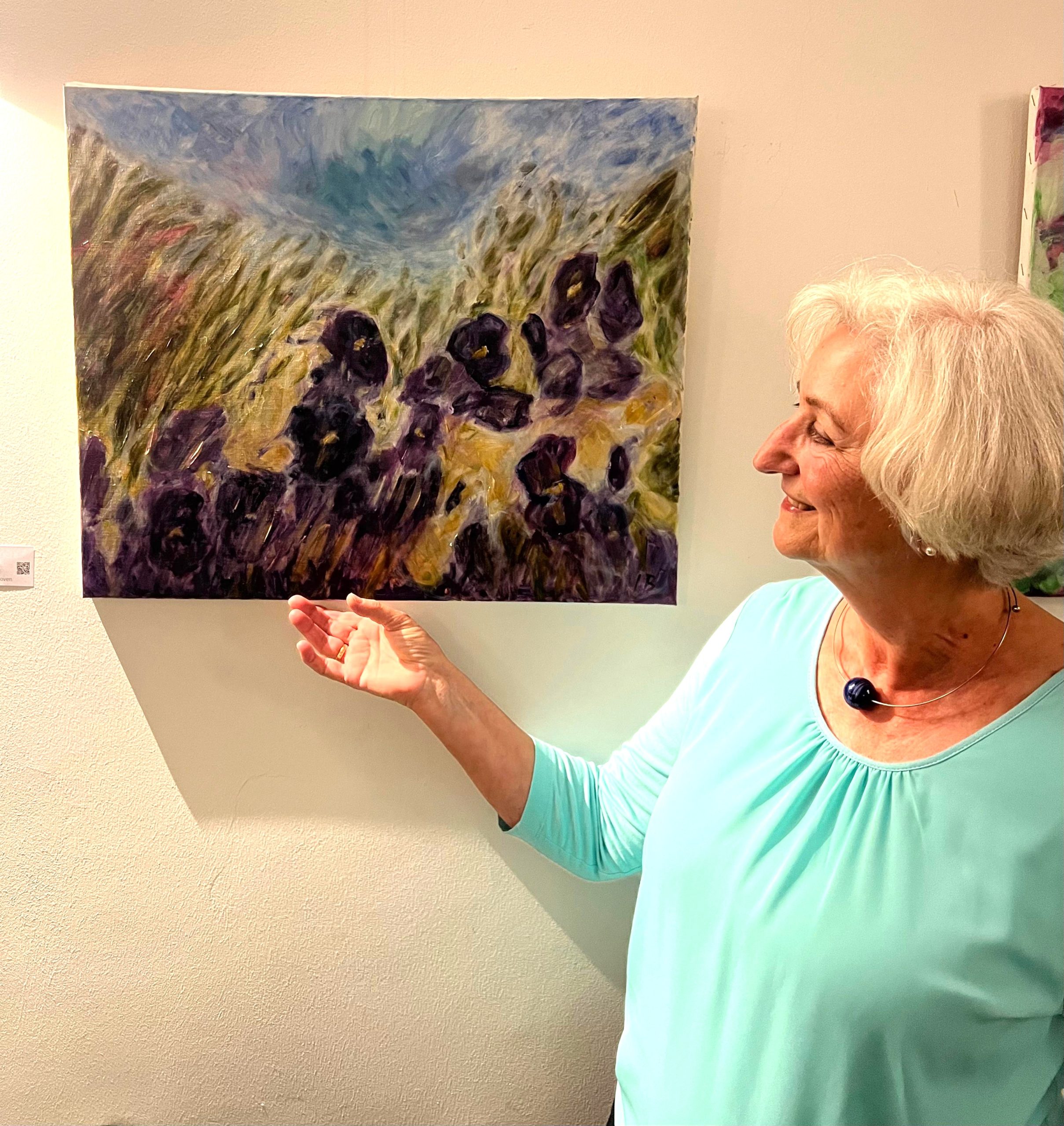 it einem ihrer Werke Ingeborg Benninghoven mit einem ihrer Werke. Foto: Copyright Ingeborg benninghoven.