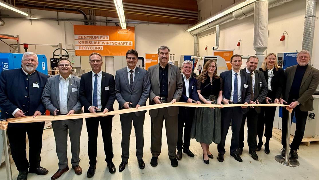 tH Feierlich wurde das Band zum Zentrum für Kreislaufwirtschaft & Recycling der TH Rosenheim in Waldkraiburg durchgeschnitten: (v.l.) Landtagsabgeordneter Sebastian Friesinger, Landtagsabgeordneter Markus Saller, Waldkraiburgs Bürgermeister Robert Pötzsch, Landrat Max Heimerl, Ministerpräsident Dr. Markus Söder, Hochschulpräsident Prof. Heinrich Köster, Vizepräsidentin Prof. Dr.-Ing. Nicole Strübbe, Leiter des ZKR Prof. Dr.-Ing Johannes Eben, Landtagsabgeordneter Sascha Schnürer, Amtschefin im Bayerischen Staatsministerium für Wissenschaft und Kunst Stephanie Jacobs, Staatsminister a.D. Dr. Marcel Huber. (Foto: Julia Hinterseer)