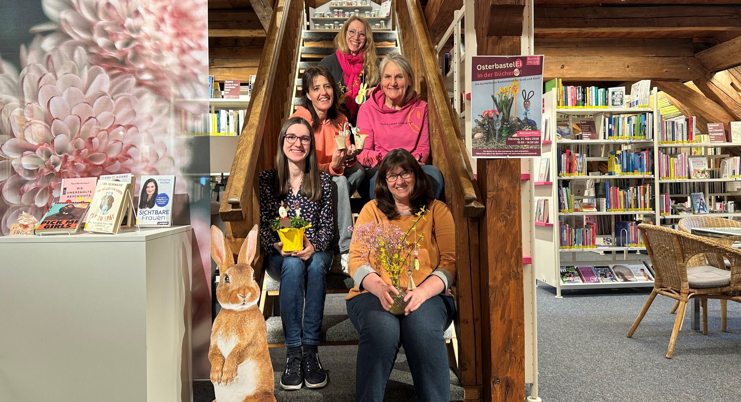 2026-03-31 Pressebild 01 Osterbastelei_c-Markt Prien a. Chiemsee Von Links, Melanie Schieber, Uschi Ziegler, (zweite Reihe) Bianca Radlinger, Moni Zech und (im Bild hinten) Kollegin Lisa Morgenstern an die Arbeit, kreative Ostergeschenke zu basteln. Copyright Markt Prien a. Chiemsee