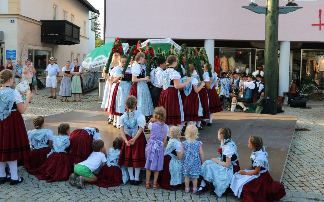„Tanz am Maibaum“ in Prien am Chiemsee: Traditionelles Fest am Marktplatz