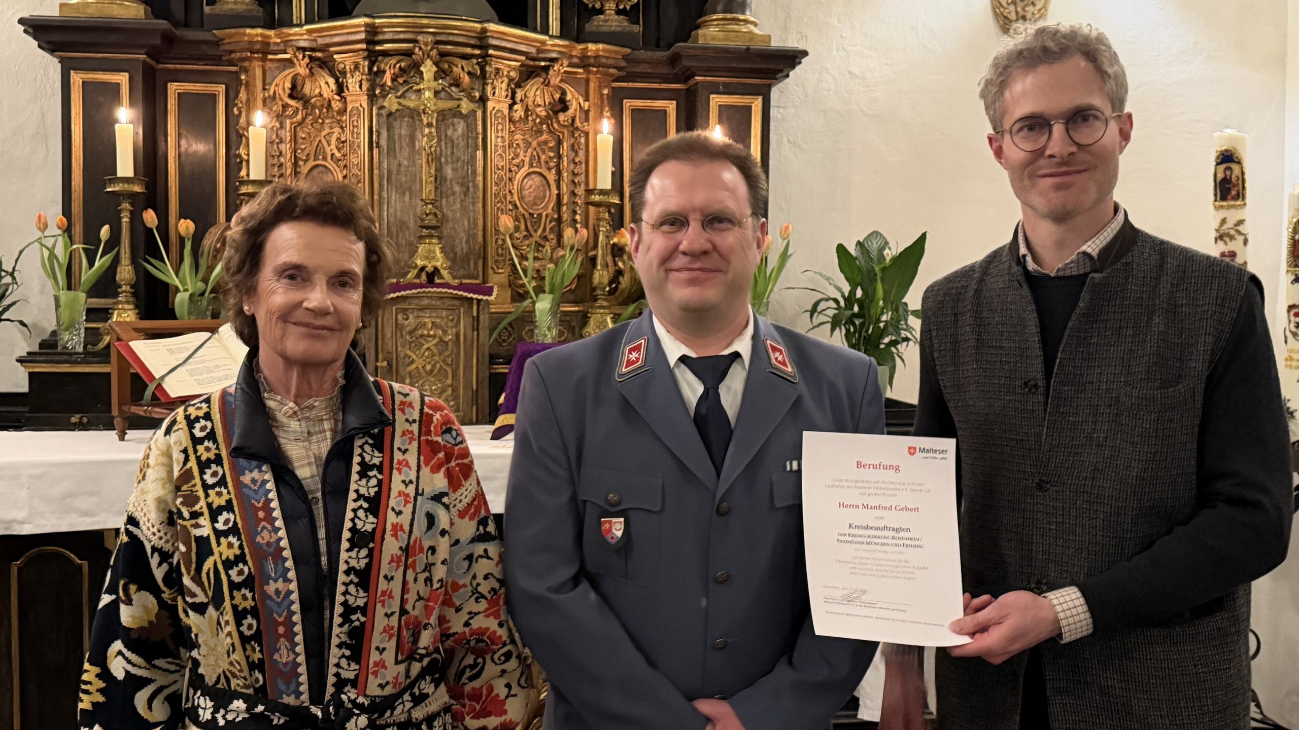Die scheidende Stadt- und Kreisbeauftragte der Malteser Rosenheim, Stephanie Freifrau von Freyberg, mit ihrem Nachfolger Manfred Gebert und Peter Prinz von Lobkowicz, Diözesanleiter der Malteser in der Erzdiözese München und Freising, in der Schlosskapelle Maxlrain. Foto: Copyright Wilhelm Horlemann/Malteser