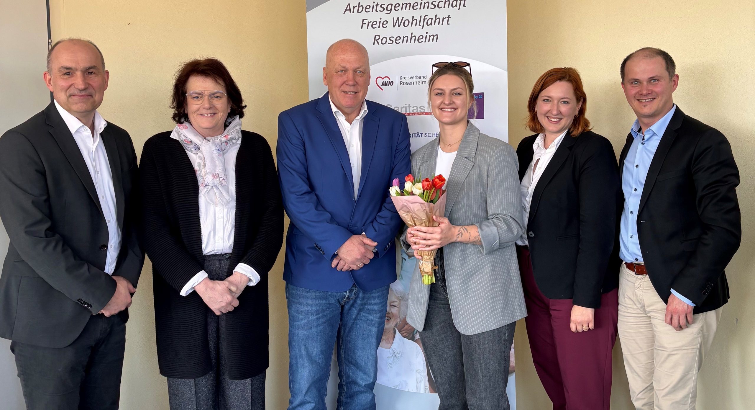 260330_Bild_Arge Rosenheim Von links: Anton Reiserer (AWO), Marianne Baur; Klaus Voss (Diakonie Rosenheim), Veronika Leidl (Paritäter), Amelie Guggenberger (BRK), Wolfgang Ehrenlechner (Caritas). Foto: Copyright Caritas