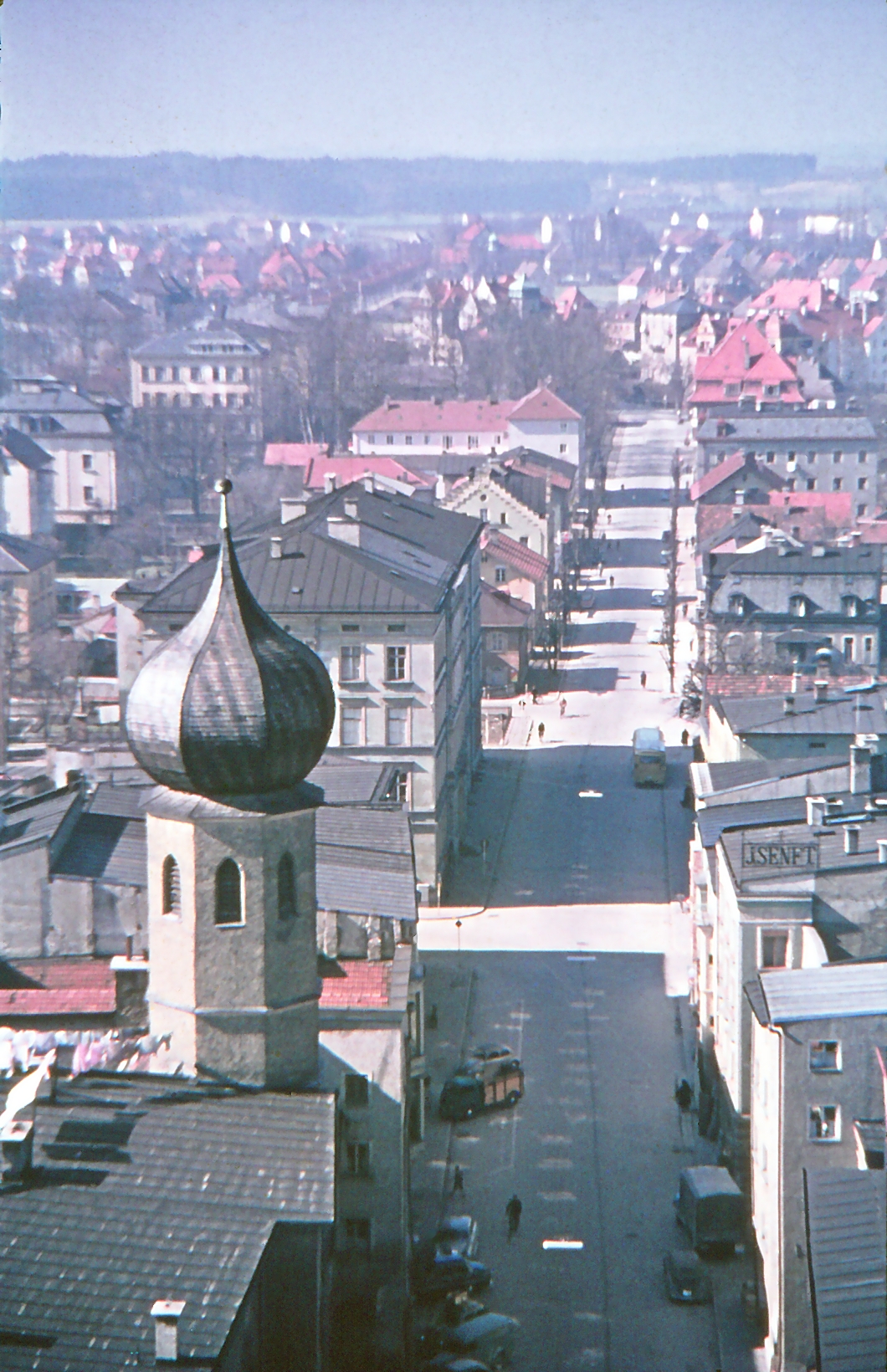 652524768_26242440572042240_3832089532681690701_n Blick vom Kirchturm St. Nikolaus auf die Heilig-Geist-Straße in Rosenheim im Jahr 1957. Foto: Archiv Herbert Borrmann