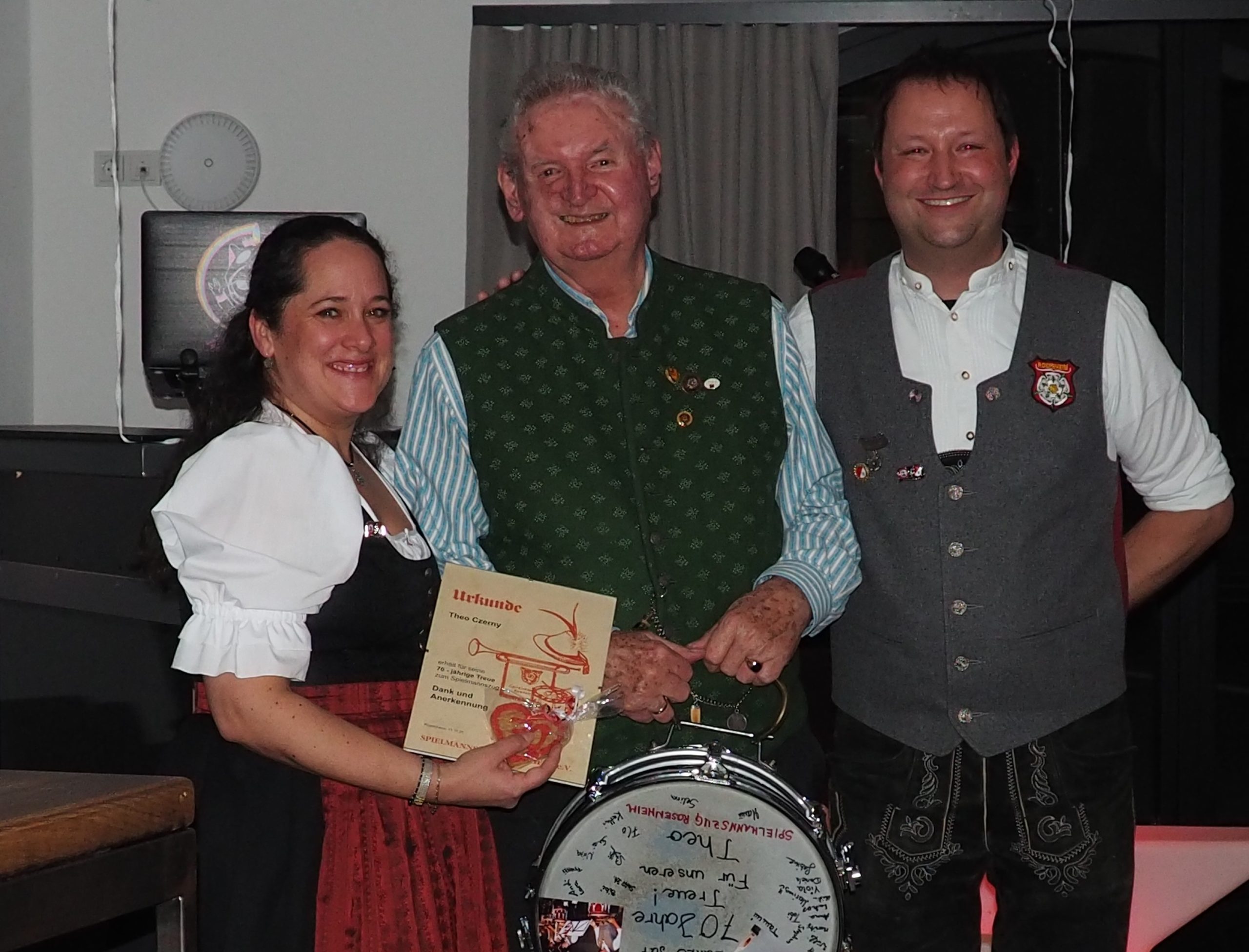OLYMPUS DIGITAL CAMERA 70. Jubiläum des Spielmannszug Rosenheim - Gründungsmitglied Theo Czerny mit den beiden Vorständen Sabine Bodner und Andreas Gehrig. Foto: Copyright Spielmannszug Rosenheim