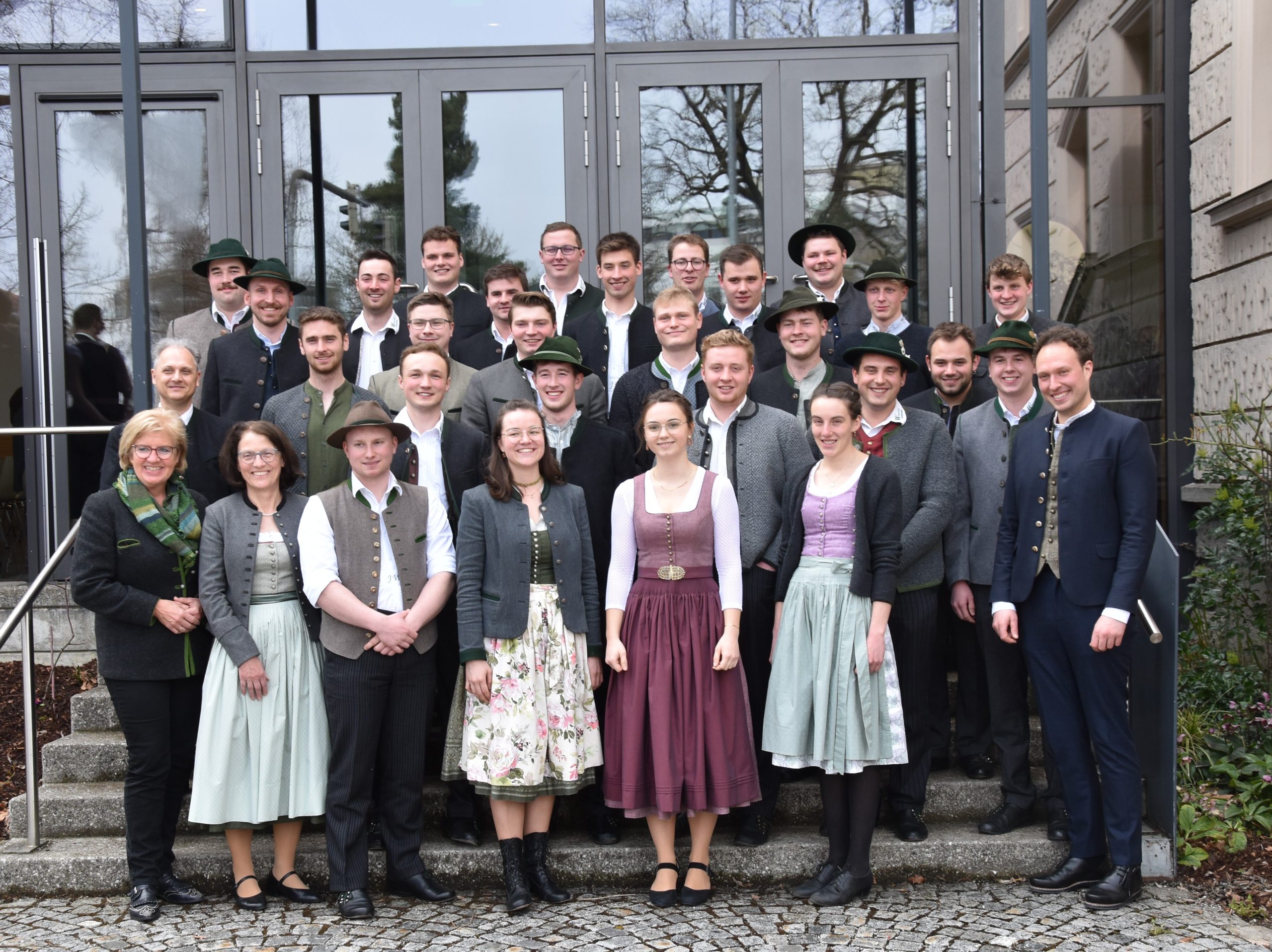 Bild 5_3. Semester LW Semester Landwirtschaft – die Besten Von links: Semesterleiter Johannes Überacker; Katharina Lechner (Valley) 1,37; Magdalena Gilg (Aßling) 1,43; Josef Wagner (Bad Aibling) 1,62; Johannes Voggenauer (Großkarolinenfeld) 1,62; Stephan Gaukler (Oberaudorf) 1,62; Schulleiterin Anna Bruckmeier. Foto: Copyright Woflgang Hampel, Behörden- und Schulleiter a.D.