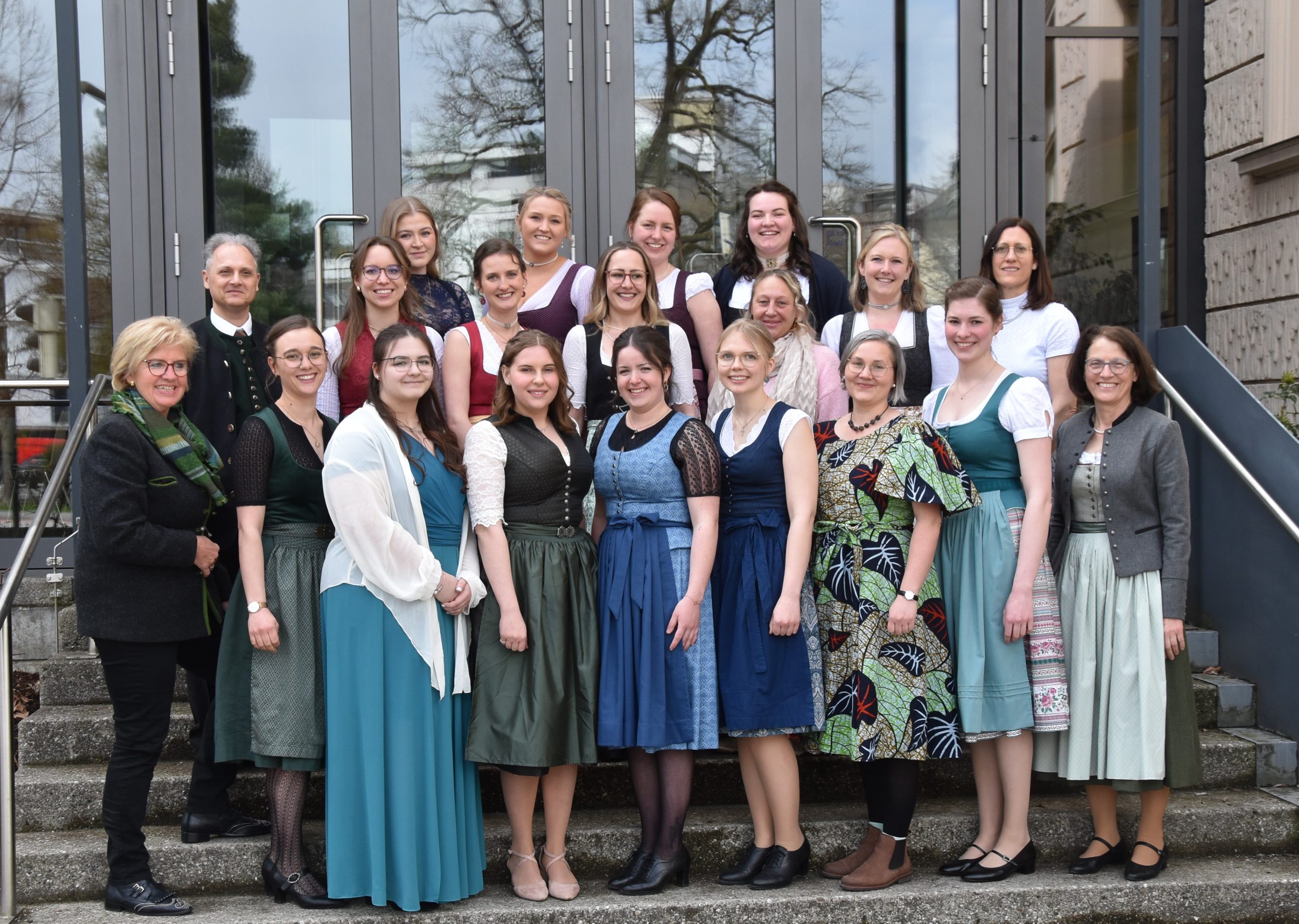 Semester Hauswirtschaft – die Besten Von links: Semesterleiterin Dr. Anja Mayr; Magdalena Lässer (Pienzenau) Notendurchschnitt 1,0; Johanna Fuchs (Freyung) 1,76; Marlene Huber (Grafing) 1,86; Hildegard Aimer (Lohkirchen) 1,86; Schulleiterin Anna Bruckmeier. Foto: Copyright Wolfgang Hampel, Behörden- und Schulleiter a. D