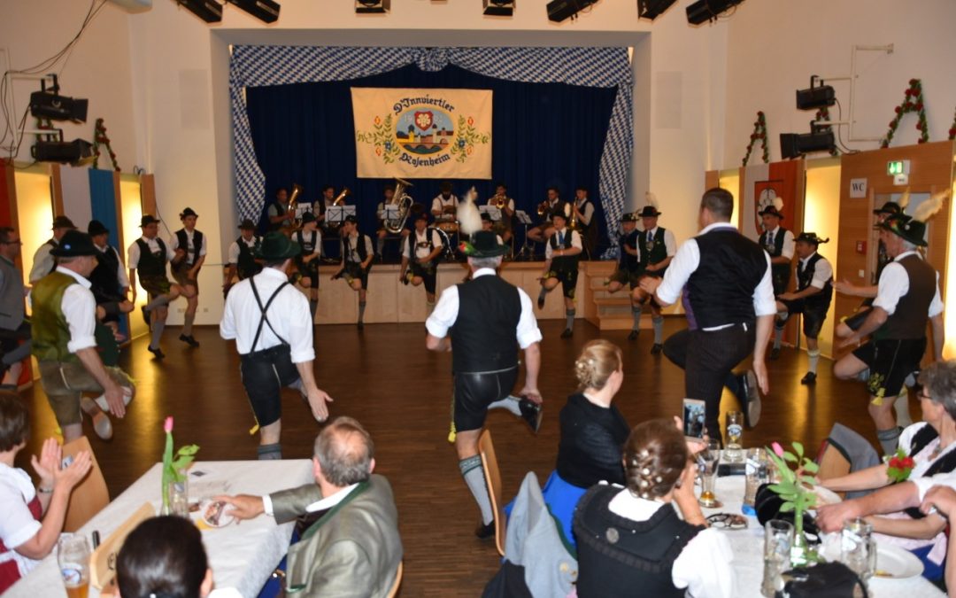 „Tanz in den Mai“: Tanz und Platteln im Rosenheimer Künstlerhof