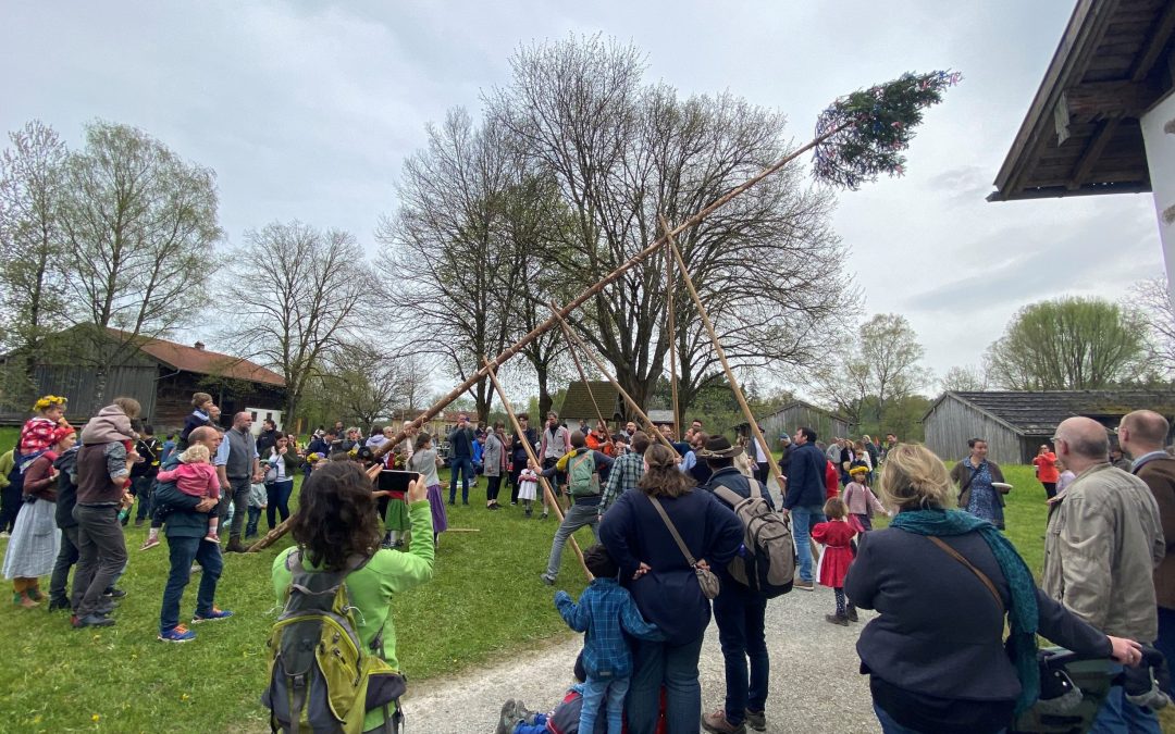 Familien-Maifest im Freilichtmuseum Amerang: Tradition, Musik und Mitmachspaß