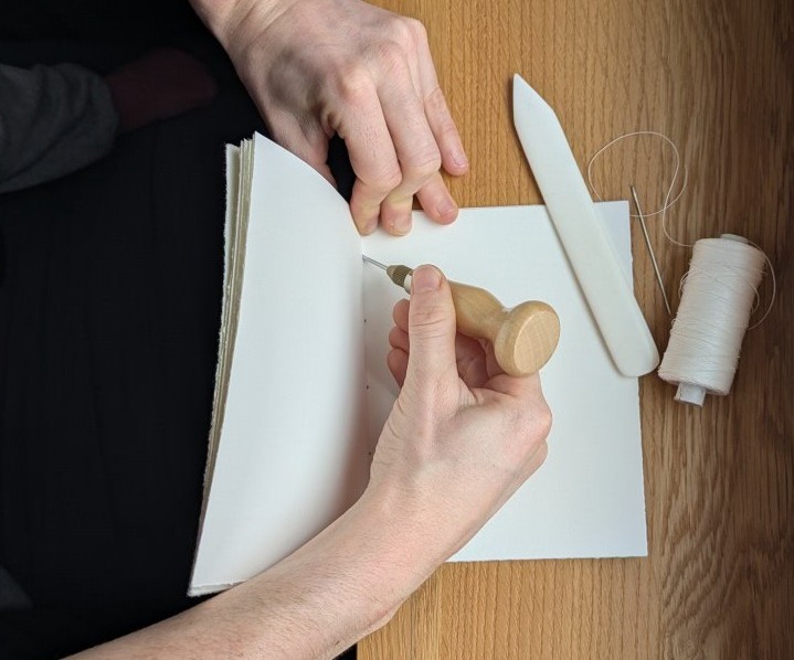 FLM Amerang_Kurs Buch binden (1) Zusammen mit der Designerin Aline Christoph wird ein individuelles Notizbuch gebunden. Foto: Copyright Aline Christoph