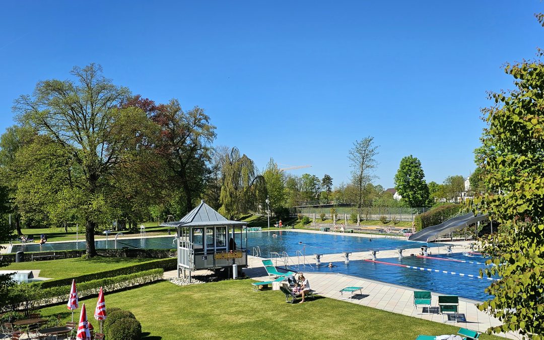 Saisonstart im Rosenheimer Freibad: Erste Bahnen bei Frühlingssonne