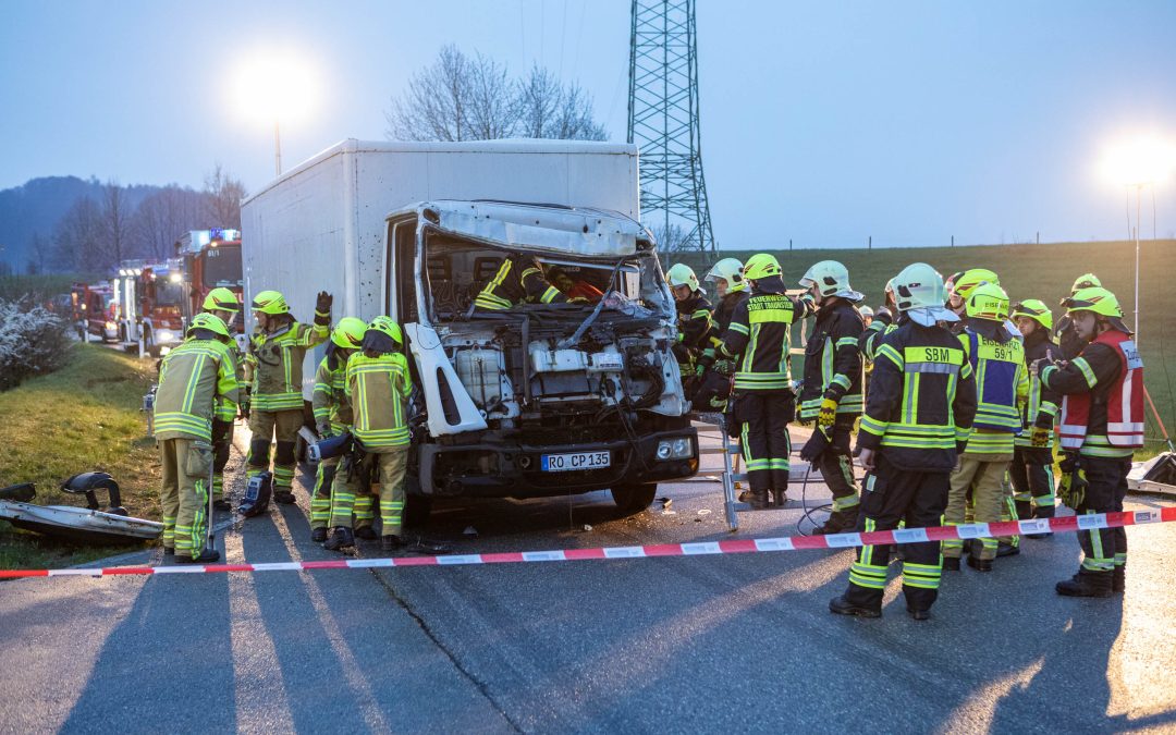 Großübung in Siegsdorf: 180 Einsatzkräfte proben Gefahrgut-Unfall mit Säureaustritt