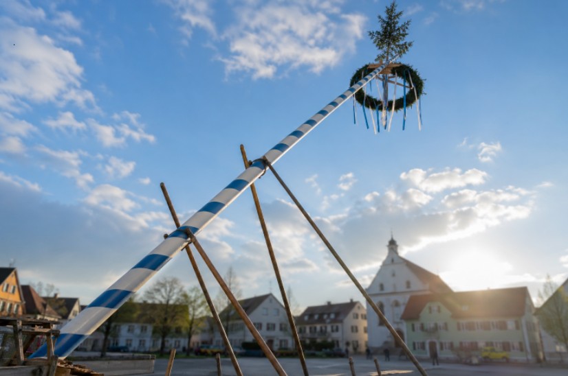 Maibaumzeit in Stadt und Landkreis Rosenheim: Tradition trifft Feststimmung am 1. Mai