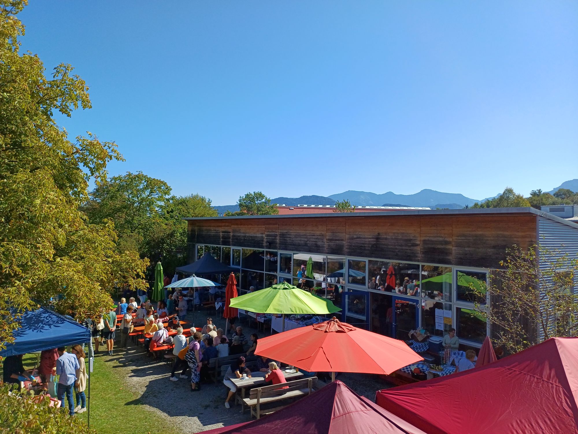 Marktansicht Frühlingsmarkt bei den Caritas-Wendelstein-Werkstätten in Raubling. Foto Marktansicht: Wendelstein-Werkstätten