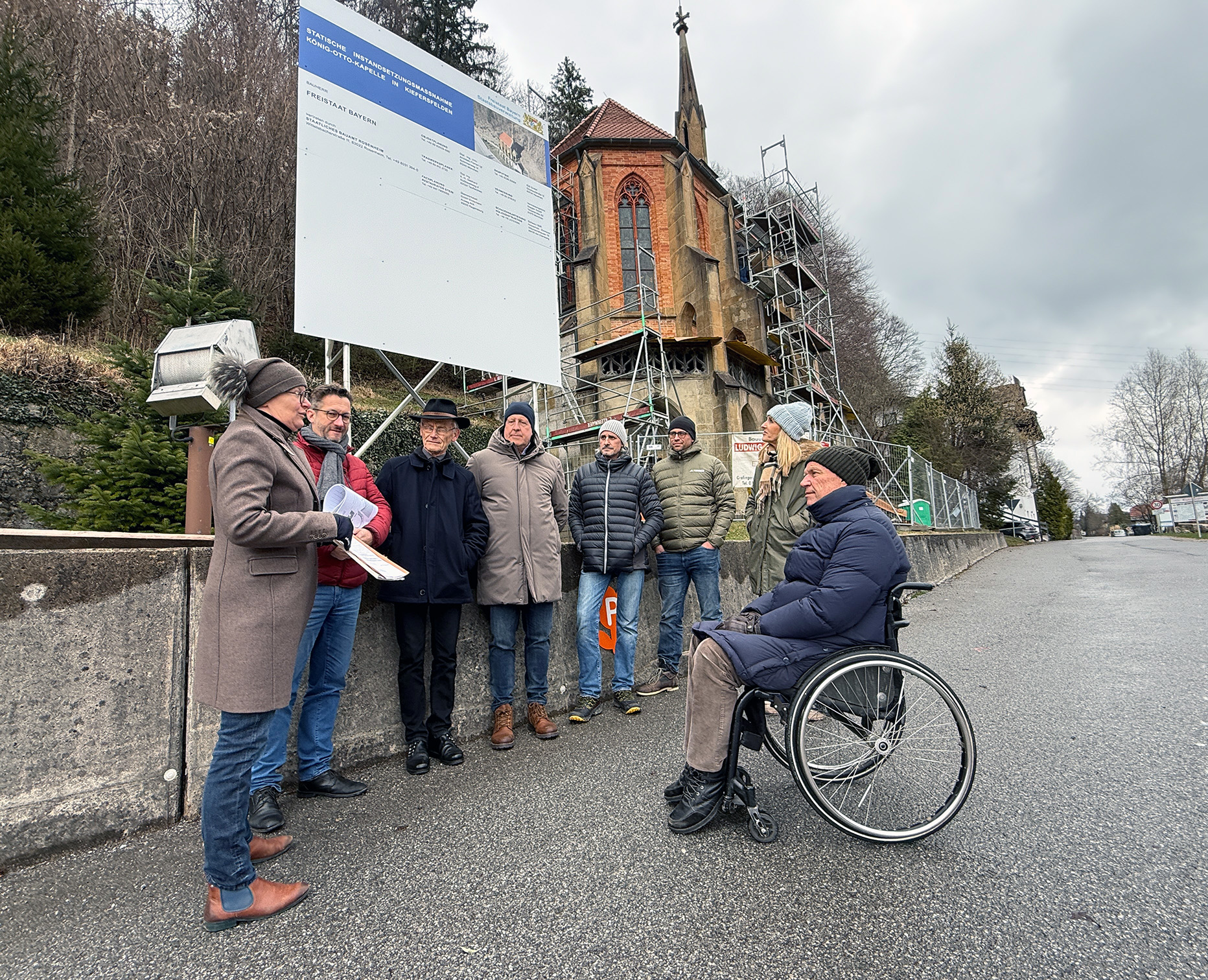 PM-11_2026-04-01_Pressefoto-1 zeigt von links nach rechts:<br />
Christiane Hüpping (Projektleiterin, Staatliches Bauamt Rosenheim), Florian Igl (Architekt), Pfarrer Dr. Hans Huber, Michael Priermeier (Geschäftsleitung, Gemeinde Kiefersfelden), Andreas Steigenberger (Tech. Bauamt, Gemeinde Kiefersfelden), Sebastian Senftleben (Bauamt, Gemeinde Kiefersfelden), Doris Lackerbauer (Behördenleiterin, Staatliches Bauamt Rosenheim), Hajo Gruber (1. Bürgermeister, Gemeinde Kiefersfelden). Foto: Staatlicihes Bauamt Rosenheim