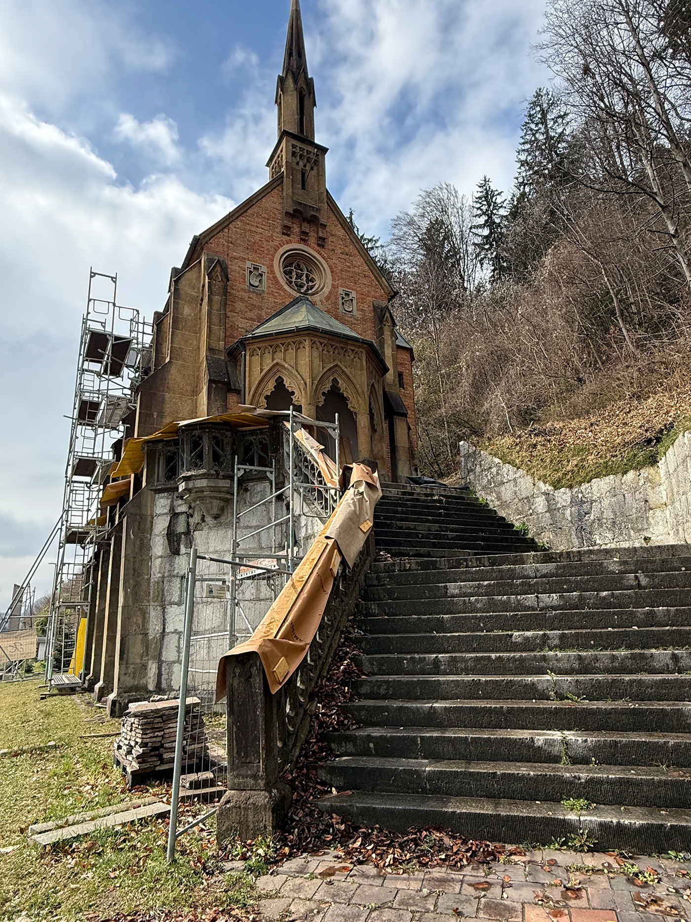 PM-11_2026-04-01_Pressefoto-2 Die sanierungsbedürftige Kapelle in Kiefersfelden kurz vor der Grenze. Foto: Copyright Staatliches Bauamt Rosenheim