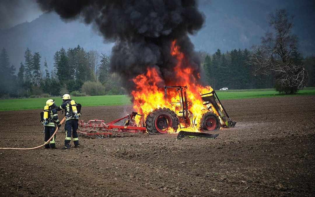 Grassau – Doppeleinsatz für die Feuerwehr am Freitag: Verkehrsunfall mit zwei Verletzten und Traktorbrand