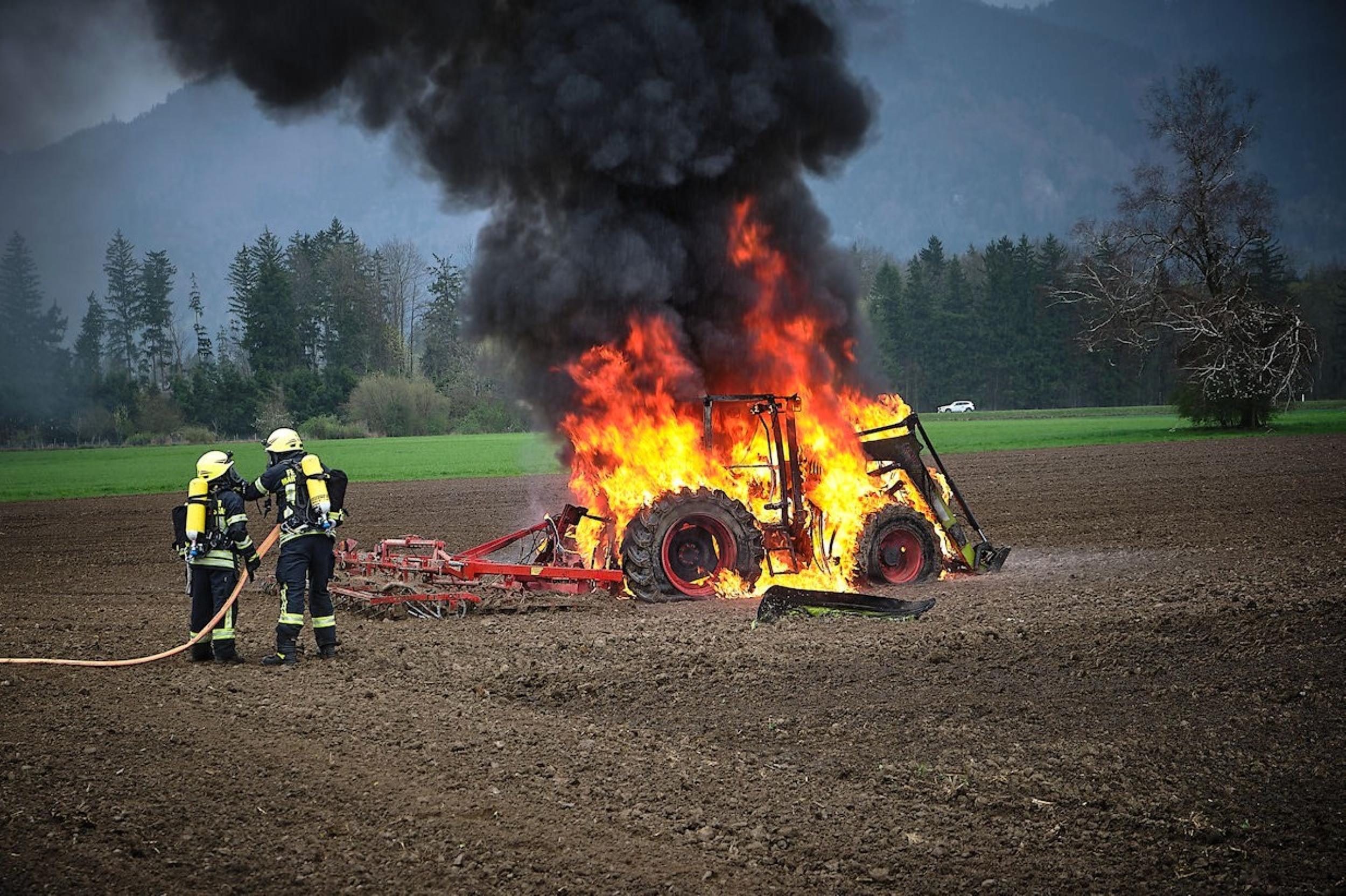 b3 traktor 0426 (4) Traktorbrand auf einem feld in Grassau. Foto: Copyright Feuerwehr Grassau