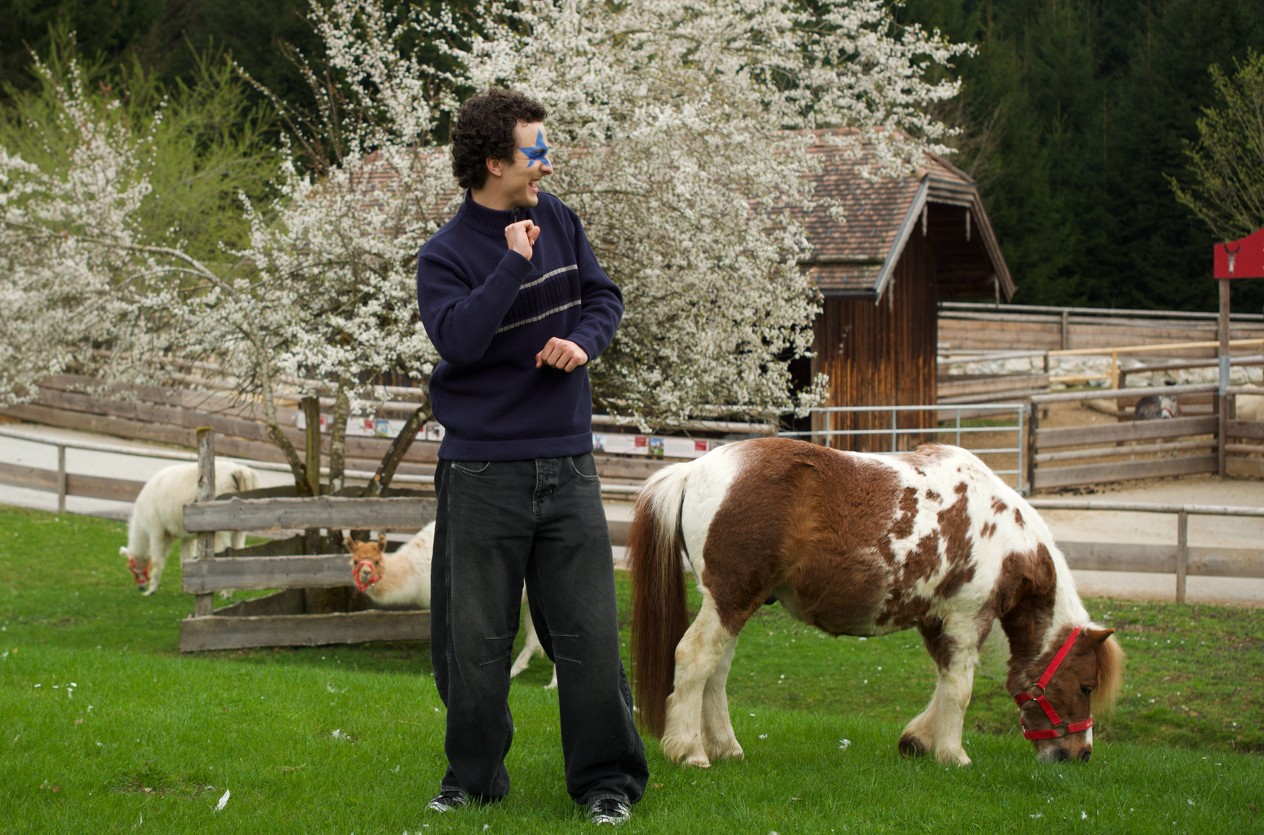 (c) Marcel Schweiger_ COSMÓ performte seinen Song Tanzschein inmitten der geretteten Tiere_klein COSMÓ performte seinen Song Tanzschein inmitten der geretteten Tiere. Foto: Marcel Schweiger